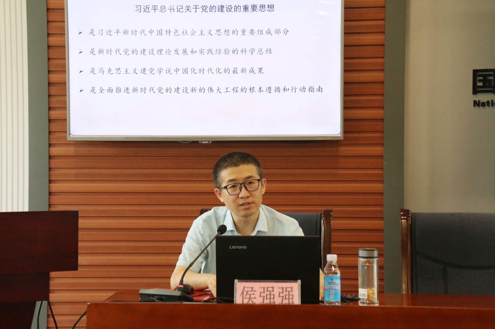 天水市委講師團(tuán)成員、市委黨校副教授侯強(qiáng)強(qiáng)現(xiàn)場授課.jpg