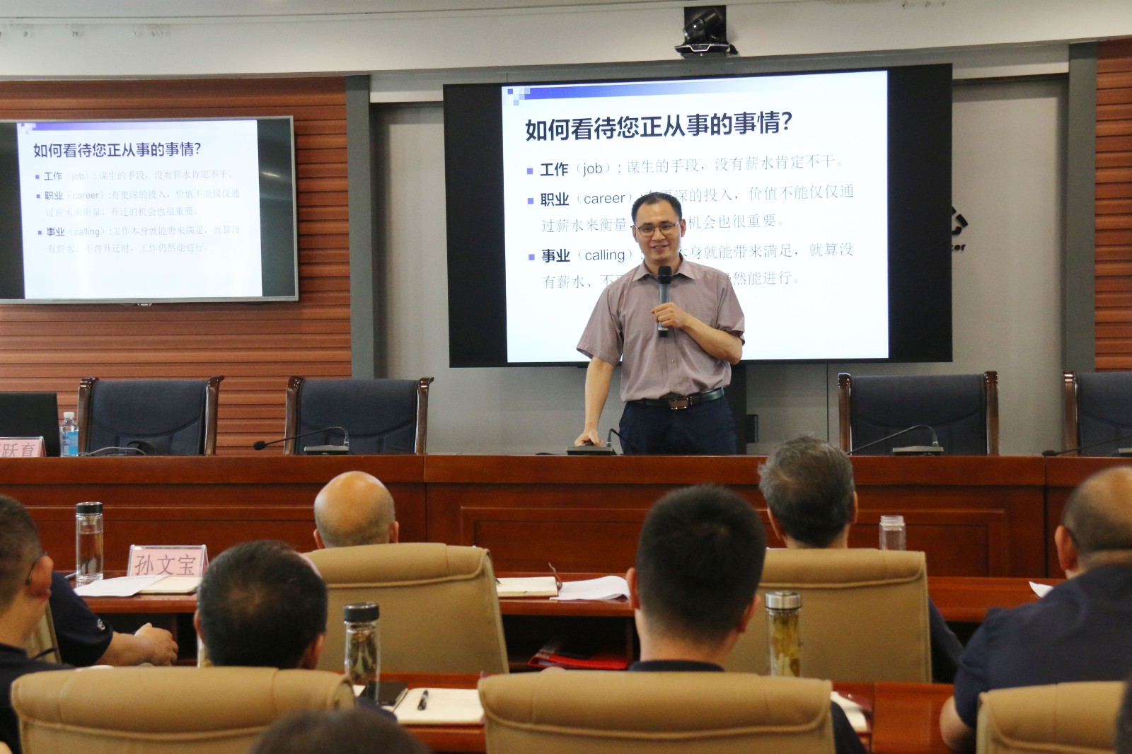 西北師范大學(xué)心理學(xué)教授、西北師大心理傳記學(xué)研究所所長舒躍育開展心理輔導(dǎo).jpg